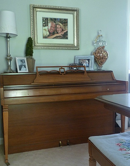 BWOB dining room piano wall